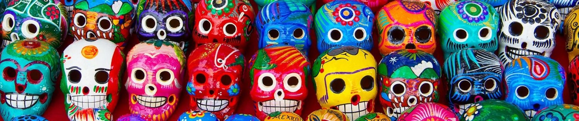 Figurines traditionnelles colorées marché Mexique