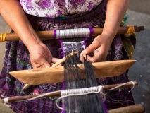 main-femme-tissage-traditionnel-artisanat-san-pedro-la-laguna-atitlan-guatemala