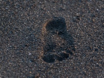empreinte-pied-sable-noire-monterrico-guatemala